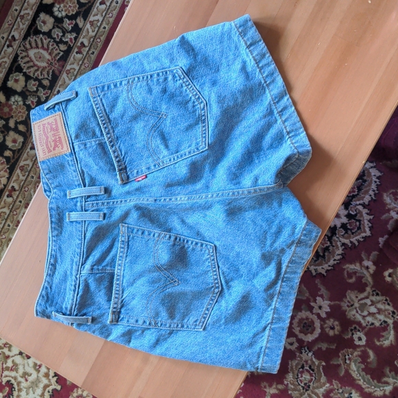 Levi's High Rise Mom Shorts - Picture 1 of 11